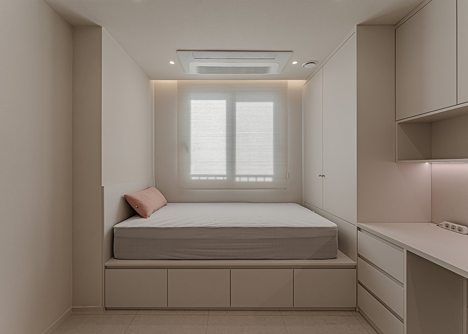 디브릭의 인테리어 공간 디자인 사례. 하부 수납이 가능한 침대와 빌트인 데스크로 구성된 아이방, 전체를 화이트 톤으로 통일한 컴팩트한 공간 설계